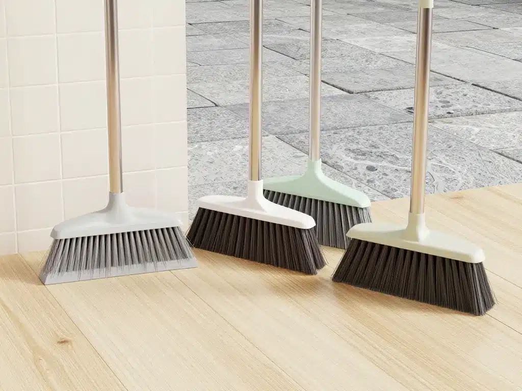 différents balais en silicone pour sols carrelage parquet extérieur