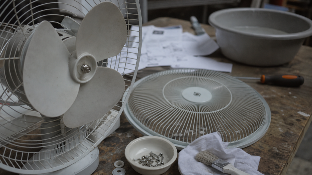 Comment demonter un ventilateur sur pied : grille et hélice démontées