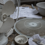 Comment demonter un ventilateur sur pied : grille et hélice démontées