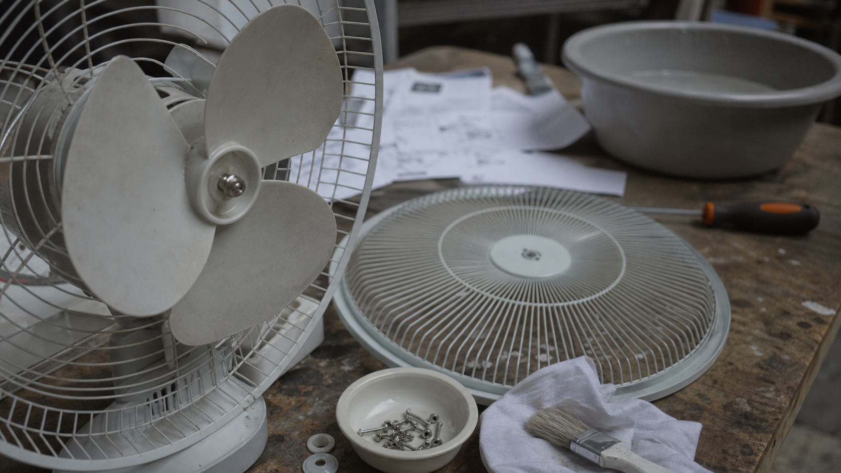Comment demonter un ventilateur sur pied : grille et hélice démontées