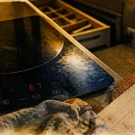 Plque à induction qui s'éteint toute seule : code erreur et touches tactiles