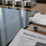 Résine réparation verre plaque induction fissurée, vue de près