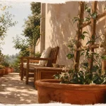 Comment habiller un mur extérieur : treillis bois et plantes grimpantes sur mur beige clair