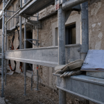 Echafaudage fixe sur façade, ancrages et hauteur de travail