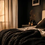 Noir et blanc chambre : lit, couverture maille et velours noir à la golden hour