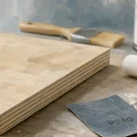 Peindre du contreplaqué : poncé et primaire sur chants