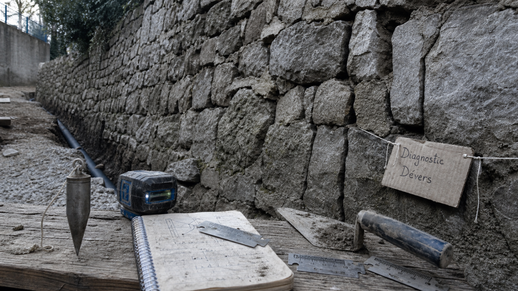 Renforcer un mur en pierre qui penche : diagnostic dévers, niveau laser et fissures