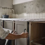 Rénover sa cuisine sans changer les meubles : façade et poignée noires, crédence modernisée