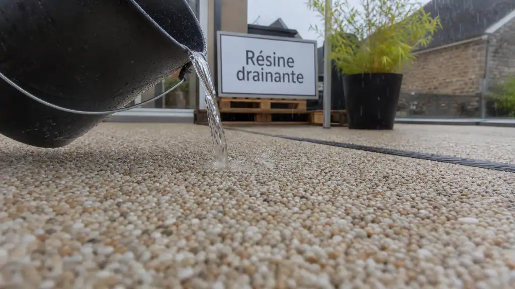 Résine drainante pour terrasse : eau qui s’infiltre et évite les flaques