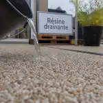 Résine drainante pour terrasse : eau qui s’infiltre et évite les flaques