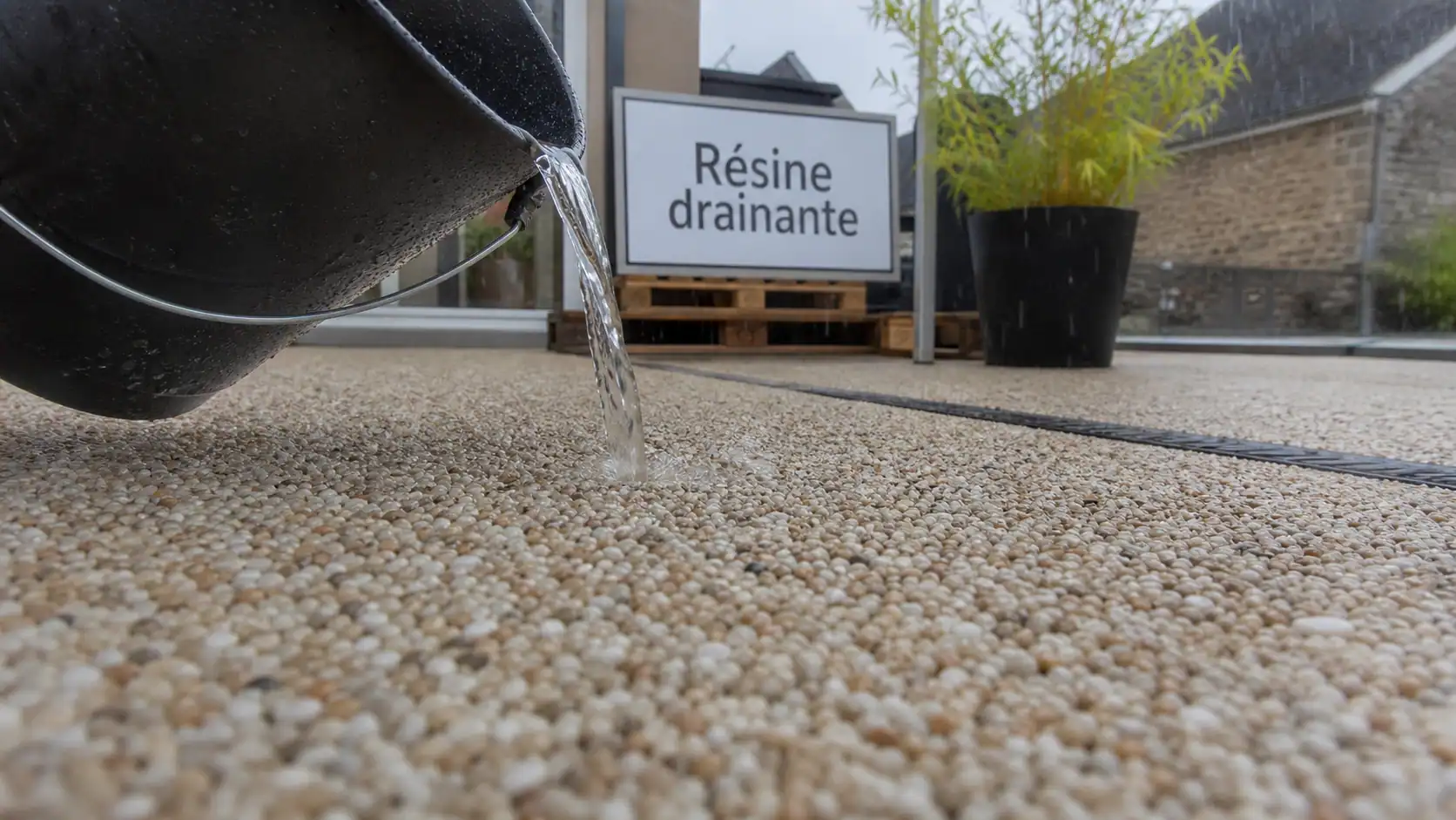 Résine drainante pour terrasse : eau qui s’infiltre et évite les flaques