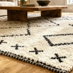 Tapis berbere blanc et noir en laine, motifs losanges, parquet clair