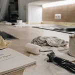 Plan de travail peinture : ponçage et application sur stratifié, carrelage ou bois