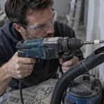 Percement mur sans fissurer : perceuse foret béton, aspirateur sous le trou